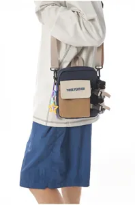 Vue détaillée du sac bandoulière tactique colorblock pour téléphone avec lanières.
