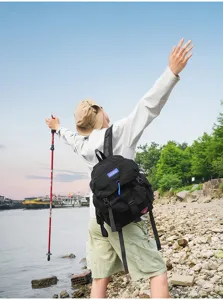 Detailansicht des schwarzen Outdoor-Rucksacks mit grossem Fassungsvermögen und Stil.