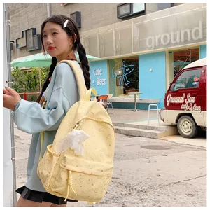 Sac a dos jaune avec motif coeur vue de detail en scene de rue pour etudiant sac ecole