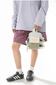 Vue détaillée du sac de téléphone bandoulière tactique colorblock tendance avec boucles.