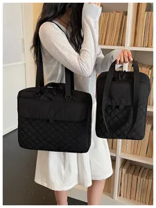 Vista dettagliata della borsa tote in nylon trapuntato nero, borsa porta pc casual.