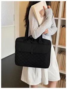 Borsa tote nera in nylon quilted, elegante borsa da lavoro per laptop con tasca.
