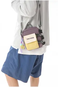 Vue détaillée du sac bandoulière pour téléphone colorblock avec poches et sangles.
