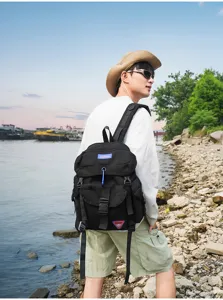 Schwarzer Outdoor-Großkapazität-Rucksack Detailansicht, ideal für Reisen, Wandern und Schule.