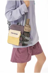 Sac bandoulière colorblock pour téléphone avec poche filet latérale et boucles pour le quotidien.