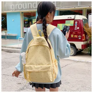 Détail de sac à dos style Harajuku jaune avec joli motif de cœur et grande capacité.