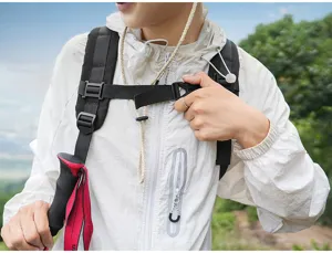 Rucksack Detailansicht mit strapazierfähigen schwarzen Schultergurten und Brustgurt.