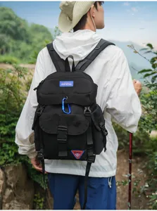 Detailansicht des Outdoor-Wanderrucksacks mit mehreren Taschen und robustem Tragesystem.