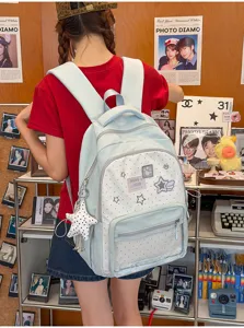 Detailansicht des niedlichen japanischen hellblauen Pünktchen-Schulrucksacks mit Sternanhänger