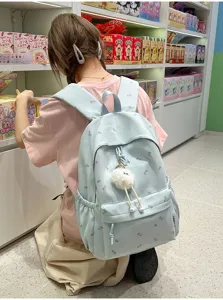 Detailansicht des süßen hellblauen Schulrucksacks mit Ginkgoblatt-Druck und Plüschtier-Anhänger.