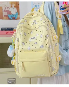 Detailansicht des gelben Wolken Rucksacks mit Stickereiabzeichen und praktischem Taschenlayout.