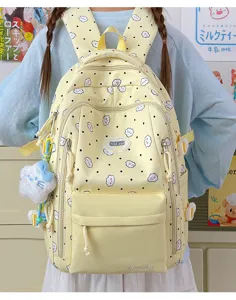 Schöner gelber Rucksack mit Wolkenprint im Detail mit Schultergurten und Seitentasche.