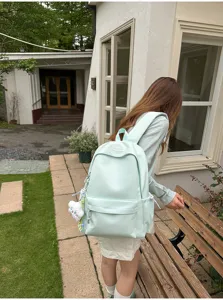 Dettagli vista dello zaino casual verde chiaro con grande capienza e bel design alla moda.