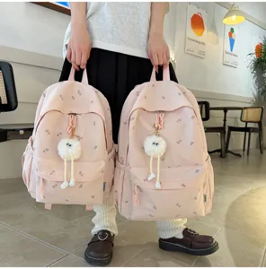 Süßer rosa Rucksack mit Ginkgoblätter-Druck und Plüschtier-Anhänger für täglichen Gebrauch.