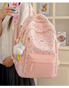 Detailaufnahme eines süßen rosa Schulranzacks mit verspielten Wolkenmustern und Taschen.