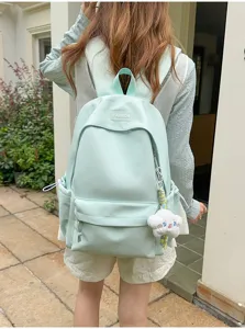 Zaino in nylon verde menta con grazioso ciondolo in peluche a nuvola, spaziosa borsa scolastica.