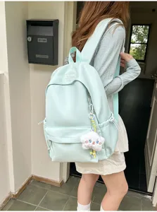Zaino casual in nylon verde menta dettaglio con grande capacità e grazioso ciondolo a nuvola.