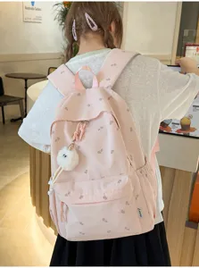 Rosa Ahornblatt Druck Schulrucksack mit flauschigem Ball Anhänger für Studenten Alltag.