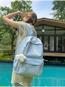 Dettaglio zaino in nylon azzurro, scena all'aperto ciondolo nuvola stile casual carino