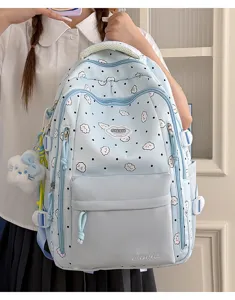 Süßer Schulrucksack mit Wolkenmuster, vielen Fächern und Plüsch-Anhänger für Schüler.