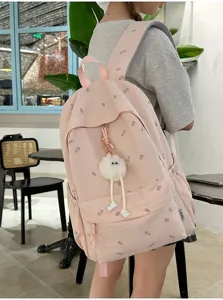 Rosa Ginkgo Blätter Muster süßer Schüler Schulrucksack mit stilvollem Plüsch Puppen Anhänger.