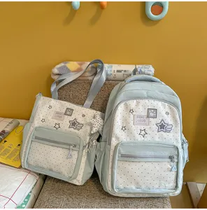 Nahaufnahme des süßen Pünktchen-Schulrucksack- und Tragetaschen-Sets mit schönen Stern-Patches.