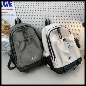 Sac à dos étudiant tendance à grande capacité avec design froissé chic et poche avant pratique.