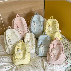 Niedlicher Ahornblatt-Druck Studentenrucksack mit flauschigem Anhänger, große Schultasche.