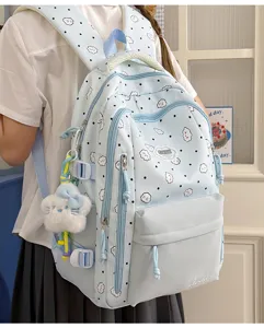 Niedlicher blauer Wolken-Schulrucksack mit vielen Fächern und Plüsch-Anhänger für Schüler.