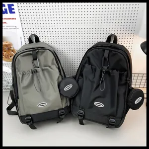 Sac à dos élégant et plissé pour randonnée en plein air grande capacité avec petite poche.