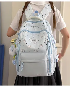 Detailansicht des süßen blauen Rucksacks mit Wolkenmuster, stabilen Trägern und viel Stauraum.