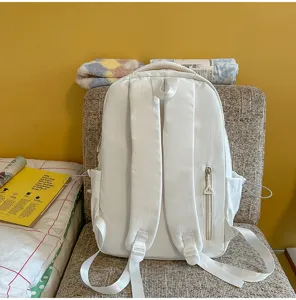 Schlichter weisser Studenten Rucksack laessiger Alltags Schulranzen mit praktischen Faechern