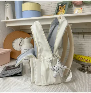 Weisser japanischer Rucksack im Ins-Stil mit niedlichem gepunkteten Sternanhänger für Schule.