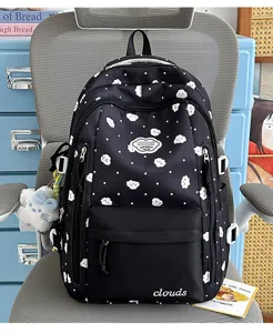 Schwarzer Schulrucksack mit süßem weißen Wolkenmuster, großes Kapazität für den Alltag.