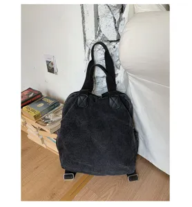Gros plan détaillé du sac à dos en denim lavé vintage montrant texture et détails.