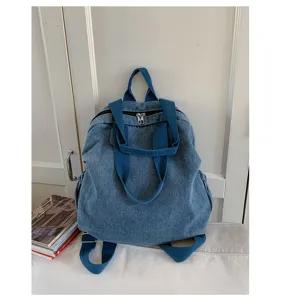Vue détaillée d'un sac à dos en denim lavé vintage avec double lanière, pratique.
