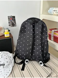 Vista dettagliata dello zaino nero a pois, dettaglio carino di borsa scolastica
