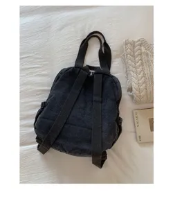 Vue détaillée d'un sac à dos fourre-tout en denim lavé rétro, idéal pour les trajets quotidiens.