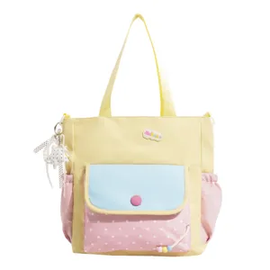 Süße, farbgesperrte Segeltuchtasche mit mehreren Taschen und Sternanhängern für den Alltag.