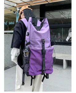 Stiloso zaino da trekking e viaggio di grande capacità. Design a quadri viola resistente.
