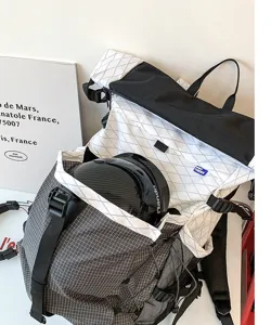 Grande zaino a quadri roll-top per sport all'aperto, viaggi e commuting giornaliero.