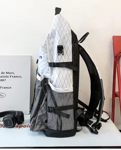 Vista dettagliata di uno zaino a quadri sportivo all'aperto con grande capacita e tasche.