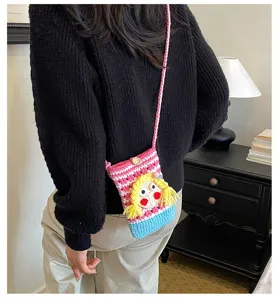 Gehäkelte Handytasche mit süßem Cartoon-Mädchen, bunte karierte Umhängetasche für Alltag.