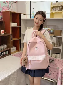 Rosa Schüler Rucksack Detailansicht mit niedlicher Karotasche, Bärenanhänger und viel Stauraum.