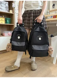 Schwarzer Karomuster Schulrucksack mit süßem Bären-Patch und plüschigem Hund-Anhänger.