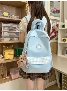 Hübscher hellblauer Schülerrucksack mit Karo-Vordertasche und süßem Bären-Stickerei für Schule.