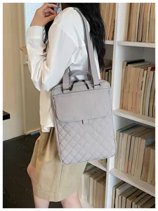 Vista di dettaglio della borsa shopper in nylon trapuntato, borsa casual per laptop.