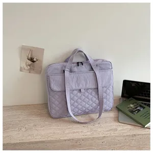 Borsa shopper trapuntata in nylon da donna borsa per laptop casual vista dettagliata, molto chic.