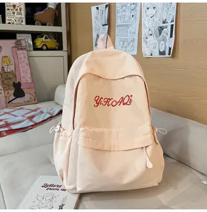 Lockerer minimalistischer rosa Schulrucksack mit schicken roten Stickbuchstaben für Schüler.