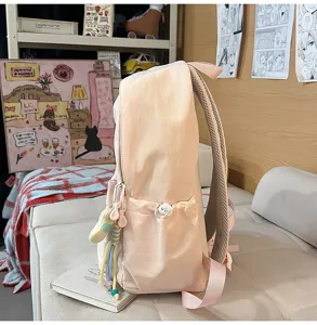 Rosa leichter Schulrucksack Seitenansicht Detail, minimalistischer Freizeit Tagesrucksack.